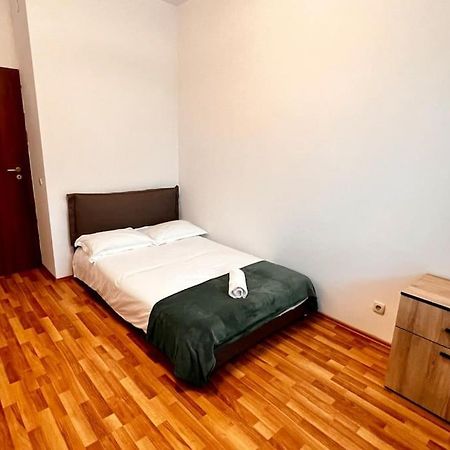 Otopeni Airport Apartment With Private Garden Ngoại thất bức ảnh