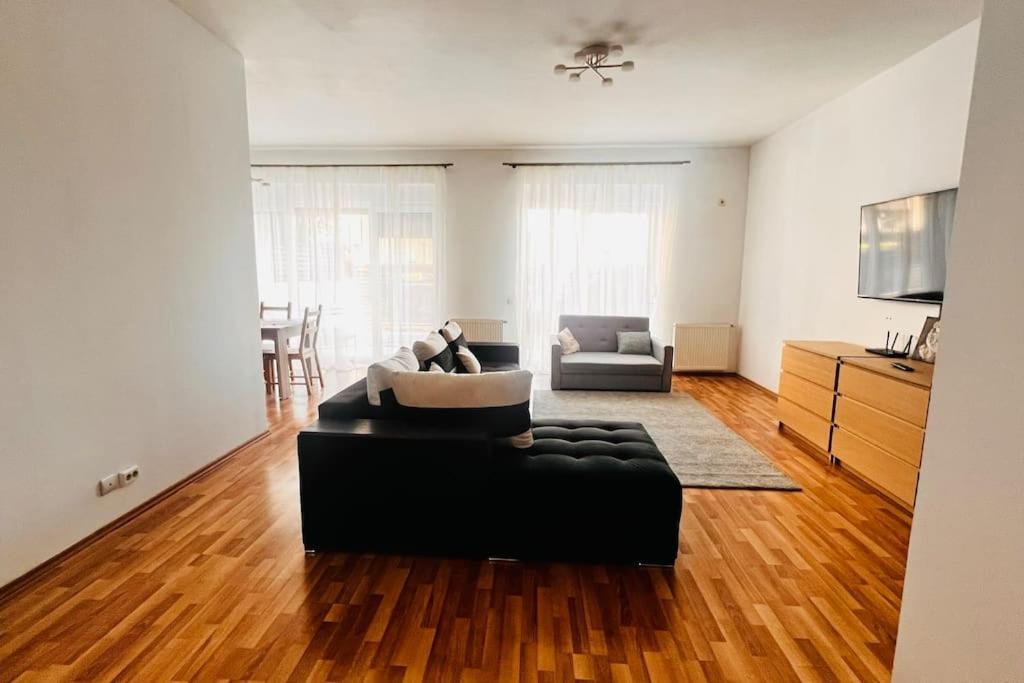 Otopeni Airport Apartment With Private Garden Ngoại thất bức ảnh