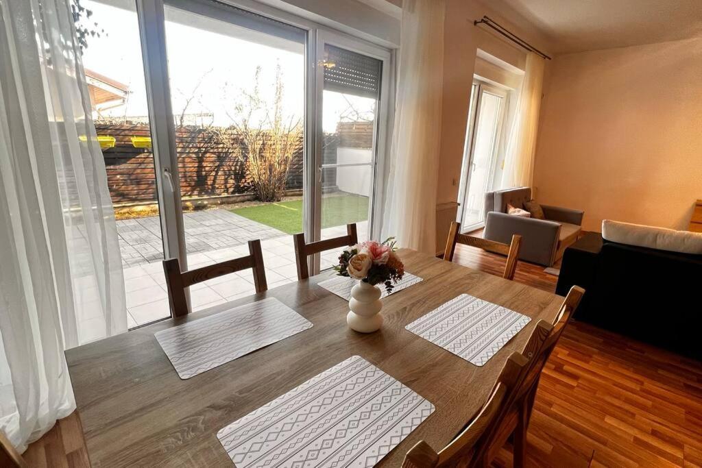 Otopeni Airport Apartment With Private Garden Ngoại thất bức ảnh