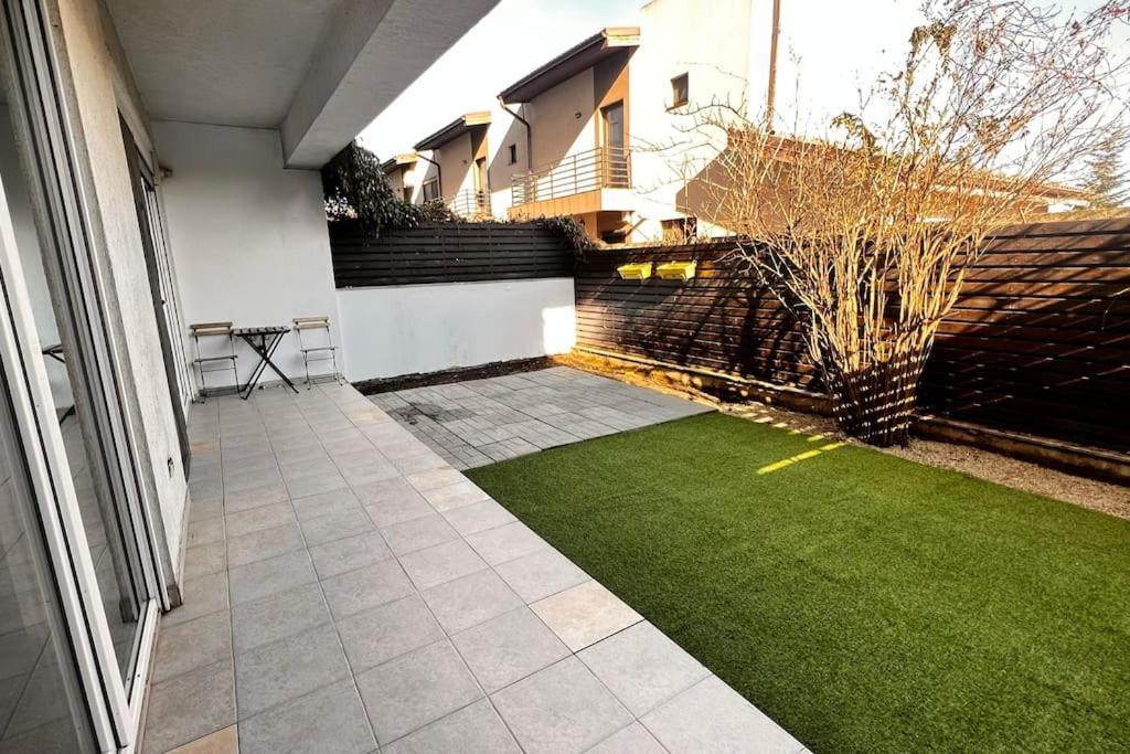 Otopeni Airport Apartment With Private Garden Ngoại thất bức ảnh