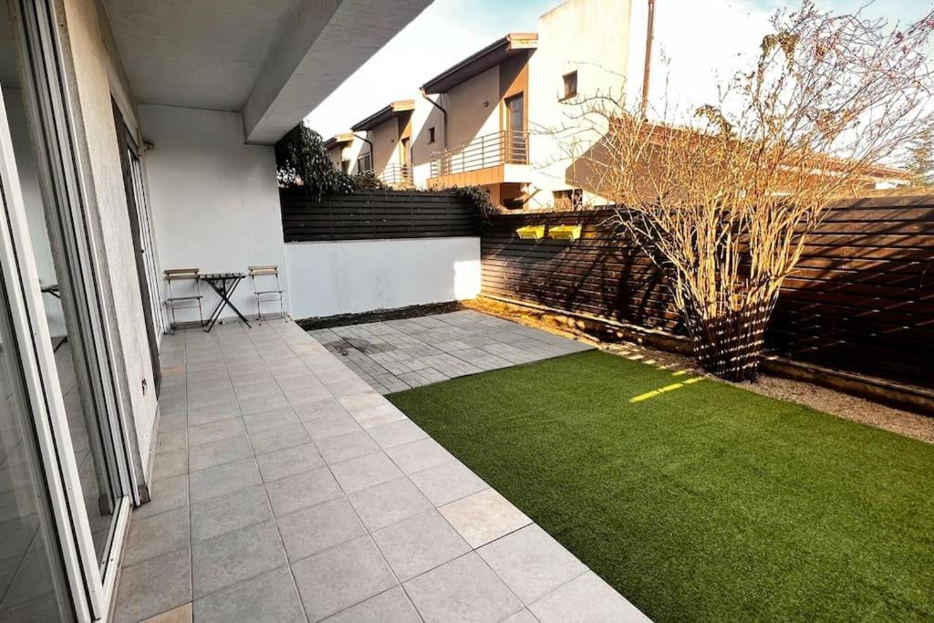 Otopeni Airport Apartment With Private Garden Ngoại thất bức ảnh